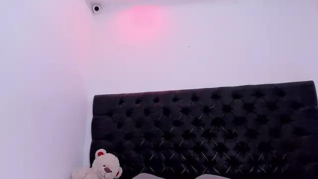 Try our girls live displays and explore the company of endless strippers, with beautiful physiques, vibrating toys and more.