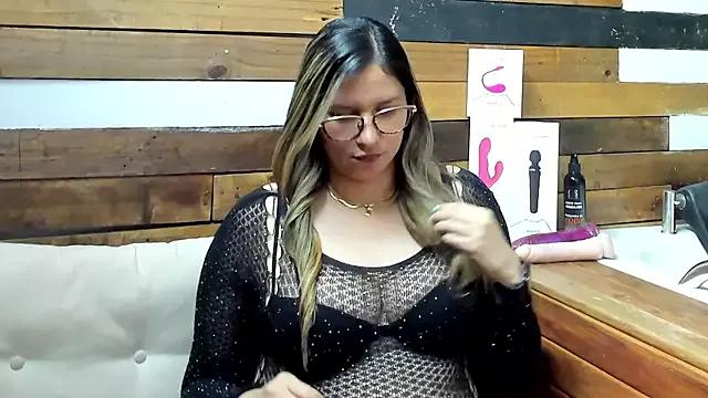 Try our girls live displays and explore the company of endless strippers, with beautiful physiques, vibrating toys and more.