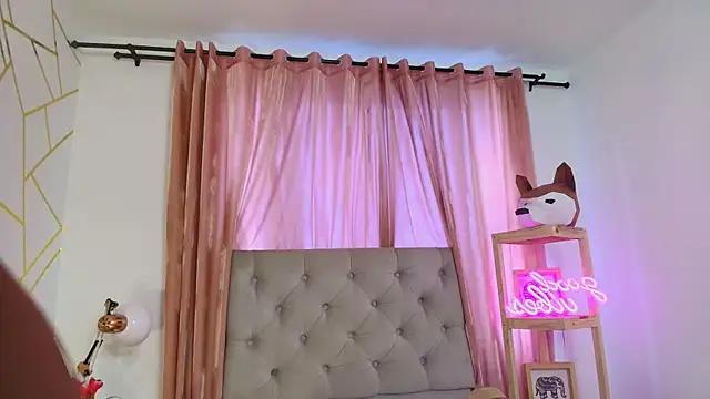 Try our girls live displays and explore the company of endless strippers, with beautiful physiques, vibrating toys and more.