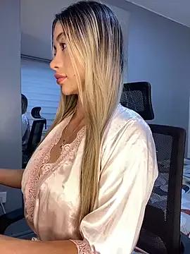 Try our girls live displays and explore the company of endless strippers, with beautiful physiques, vibrating toys and more.
