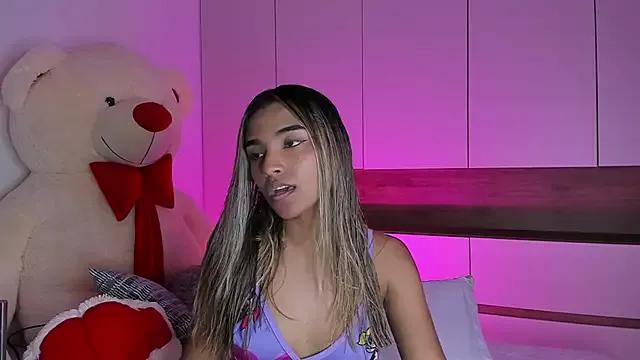 Annebull_ from StripChat is Freechat