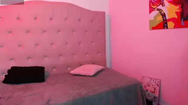 Try our girls live displays and explore the company of endless strippers, with beautiful physiques, vibrating toys and more.