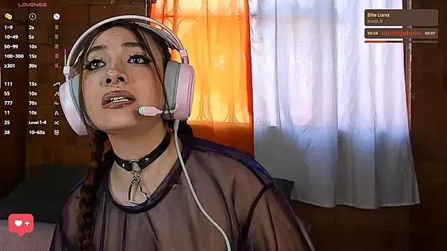 Try our girls live displays and explore the company of endless strippers, with beautiful physiques, vibrating toys and more.