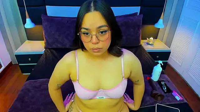 Try our girls live displays and explore the company of endless strippers, with beautiful physiques, vibrating toys and more.