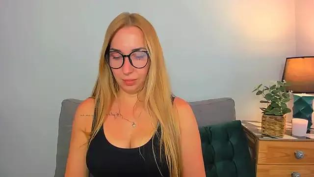 AriaDesire from StripChat is Freechat