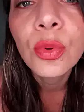ArianaMiss from StripChat is Freechat