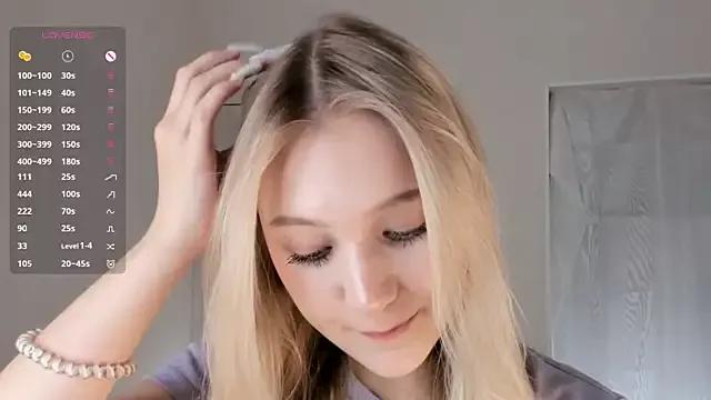 ArianeAumich from StripChat is Freechat