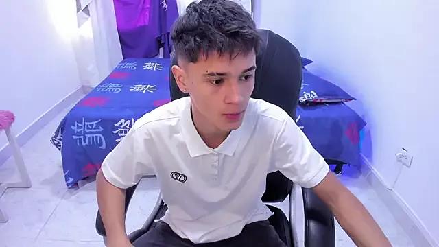 Try our girls live displays and explore the company of endless strippers, with beautiful physiques, vibrating toys and more.