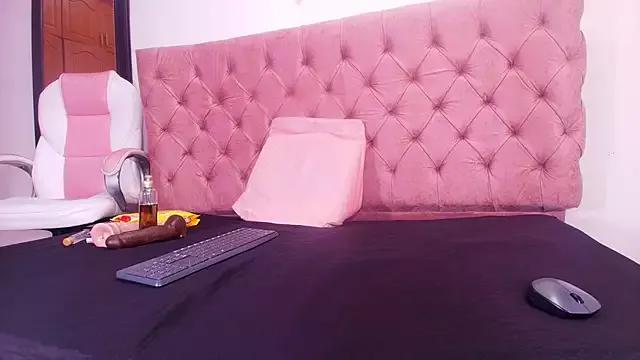 Try our girls live displays and explore the company of endless strippers, with beautiful physiques, vibrating toys and more.