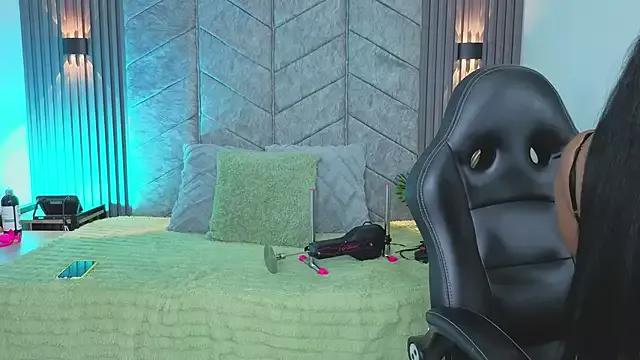 Try our girls live displays and explore the company of endless strippers, with beautiful physiques, vibrating toys and more.