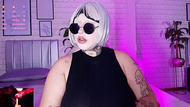 Try our girls live displays and explore the company of endless strippers, with beautiful physiques, vibrating toys and more.