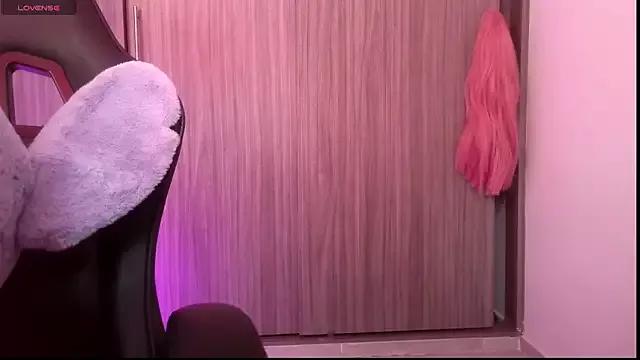 Try our girls live displays and explore the company of endless strippers, with beautiful physiques, vibrating toys and more.