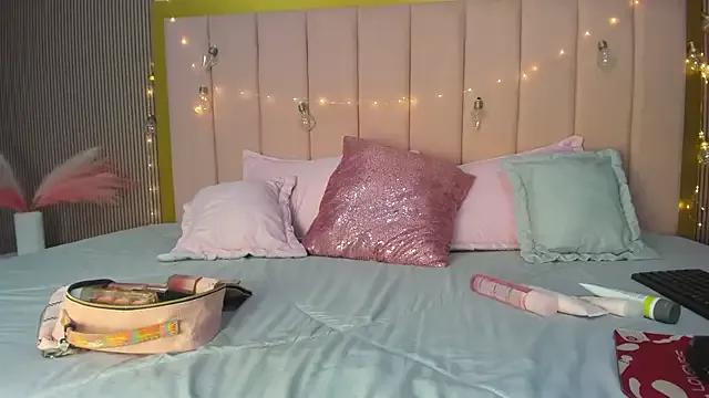 Try our girls live displays and explore the company of endless strippers, with beautiful physiques, vibrating toys and more.