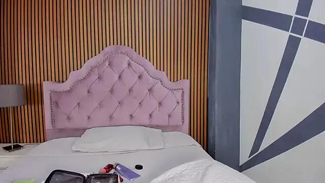 Try our girls live displays and explore the company of endless strippers, with beautiful physiques, vibrating toys and more.