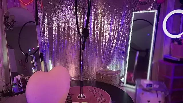 bimbotwerkqueen from StripChat is Freechat