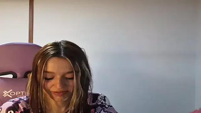 Try our girls live displays and explore the company of endless strippers, with beautiful physiques, vibrating toys and more.