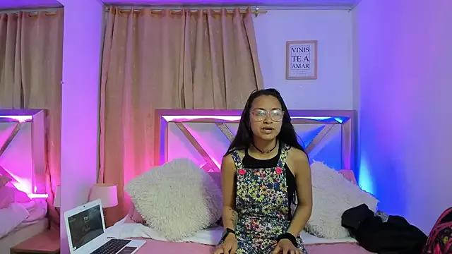 Try our girls live displays and explore the company of endless strippers, with beautiful physiques, vibrating toys and more.