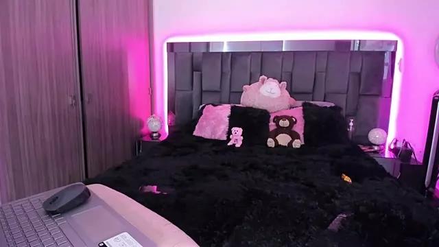 Try our girls live displays and explore the company of endless strippers, with beautiful physiques, vibrating toys and more.