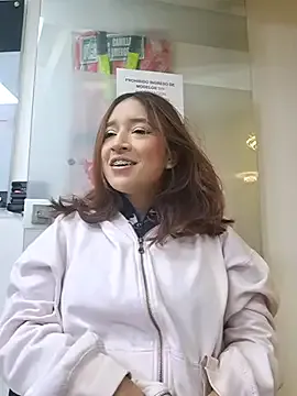 CatalinaFlores — Send kiss close on cam 