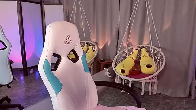 Try our girls live displays and explore the company of endless strippers, with beautiful physiques, vibrating toys and more.