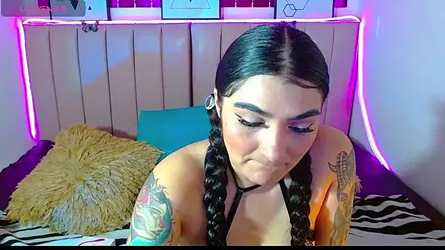 Try our girls live displays and explore the company of endless strippers, with beautiful physiques, vibrating toys and more.