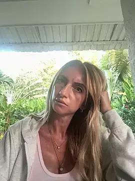 ChasingSunsets-Quinn from StripChat is Freechat