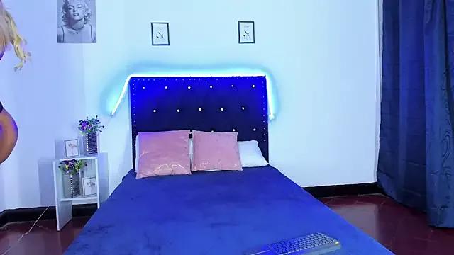Try our girls live displays and explore the company of endless strippers, with beautiful physiques, vibrating toys and more.