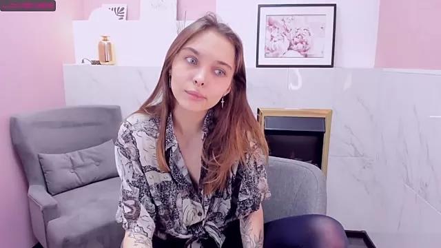 ChloeSunny from StripChat is Freechat