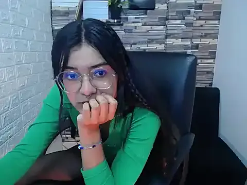 chrissyhotx — WET MY PANTYHOSE