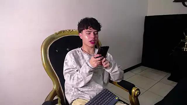 Try our girls live displays and explore the company of endless strippers, with beautiful physiques, vibrating toys and more.