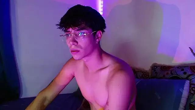 COUPLEHOTTDF from StripChat is Freechat
