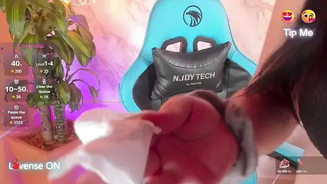 Try our girls live displays and explore the company of endless strippers, with beautiful physiques, vibrating toys and more.