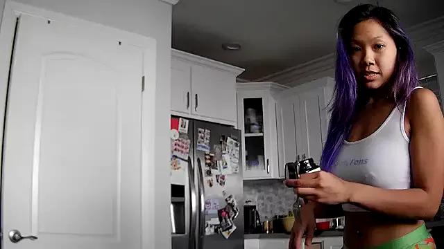 Try our girls live displays and explore the company of endless strippers, with beautiful physiques, vibrating toys and more.