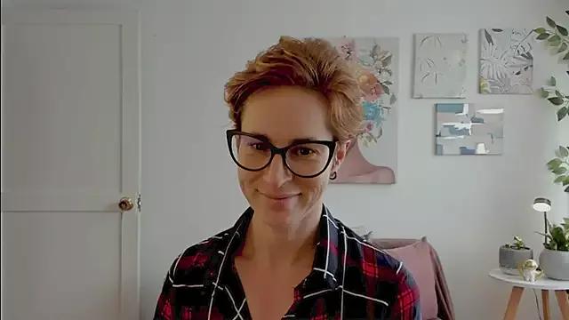 cuddlingbunny from StripChat