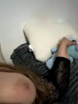 curvy_lola from StripChat is Freechat