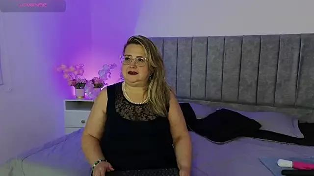 CurvyRosse_ from StripChat is Freechat