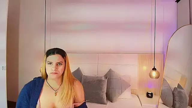 Try our girls live displays and explore the company of endless strippers, with beautiful physiques, vibrating toys and more.
