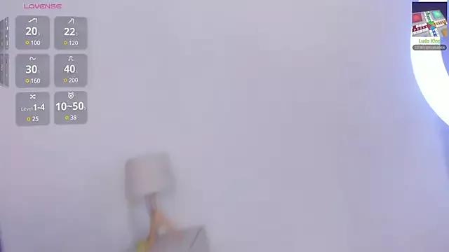 Dakotagloss from StripChat is Freechat