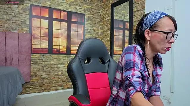 Try our girls live displays and explore the company of endless strippers, with beautiful physiques, vibrating toys and more.