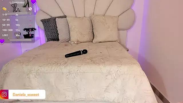 Try our girls live displays and explore the company of endless strippers, with beautiful physiques, vibrating toys and more.