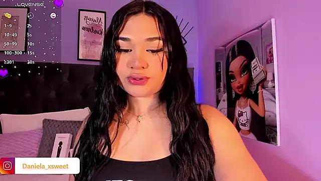 Try our girls live displays and explore the company of endless strippers, with beautiful physiques, vibrating toys and more.