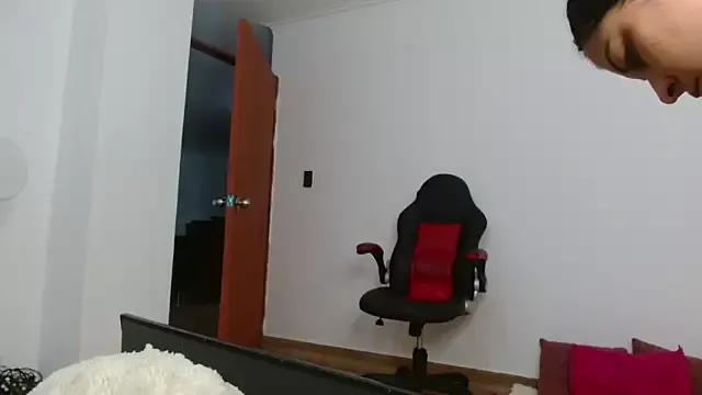 Try our girls live displays and explore the company of endless strippers, with beautiful physiques, vibrating toys and more.