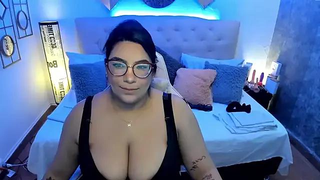 Try our girls live displays and explore the company of endless strippers, with beautiful physiques, vibrating toys and more.