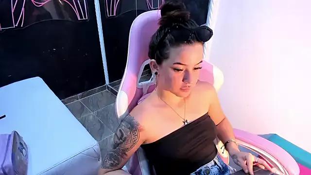 Try our girls live displays and explore the company of endless strippers, with beautiful physiques, vibrating toys and more.