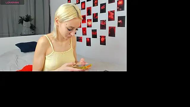 Try our girls live displays and explore the company of endless strippers, with beautiful physiques, vibrating toys and more.