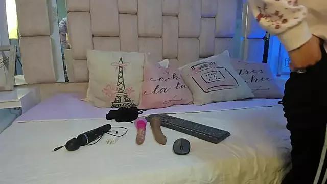 Try our girls live displays and explore the company of endless strippers, with beautiful physiques, vibrating toys and more.