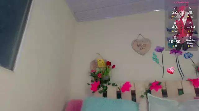 Eemily_- from StripChat is Freechat