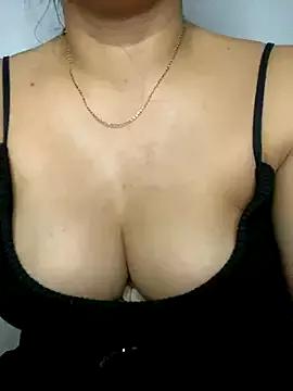 ELLIE_ELLIE from StripChat is Freechat