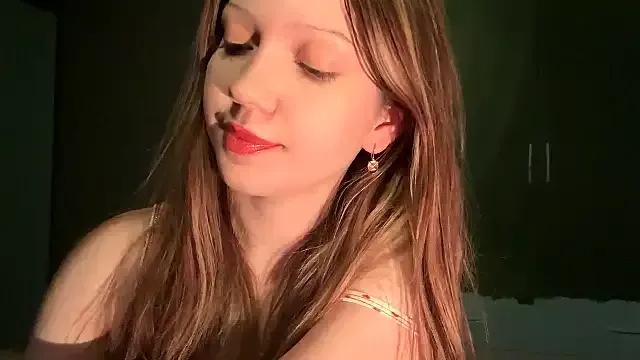 EmiIyKitty from StripChat is Freechat