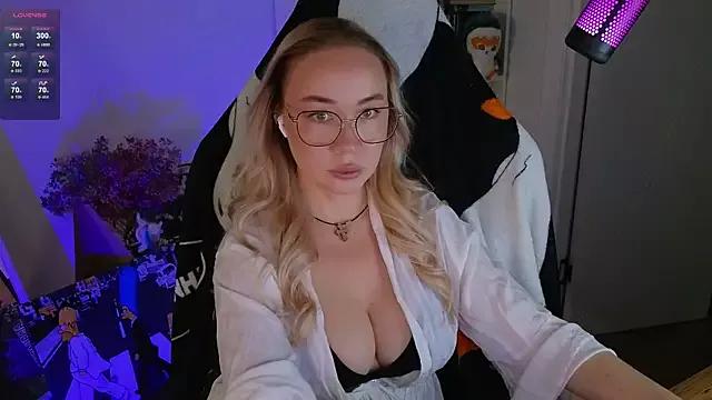 Emili1- from StripChat is Freechat